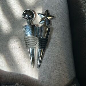 Set of 2 silver wine stoppers